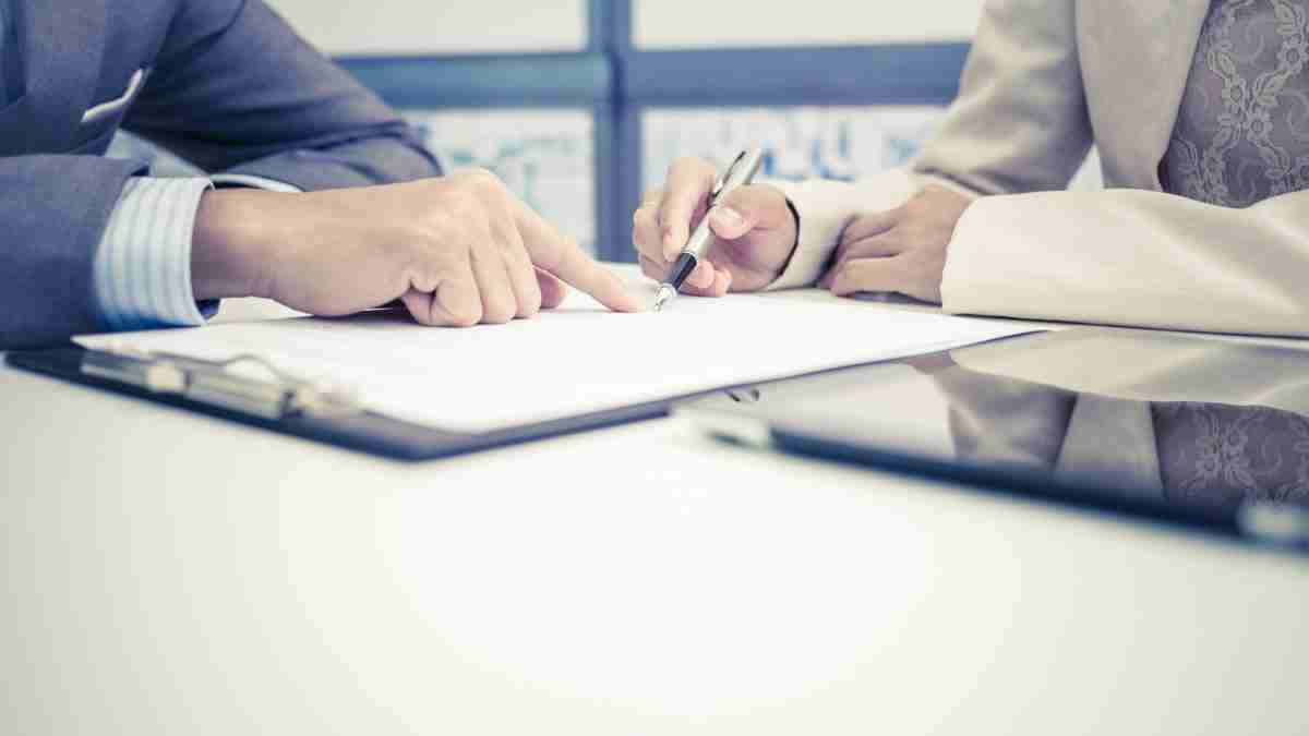 Como é feito o contrato de agenciamento e remuneração do AAI?